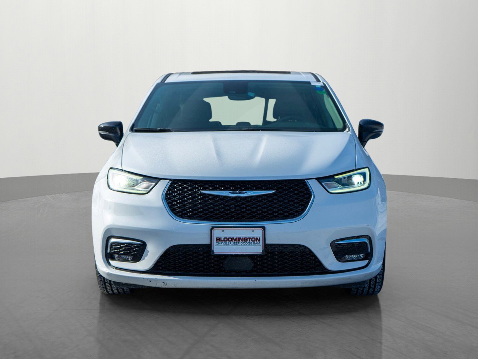 Used 2024 Chrysler Pacifica Limited with VIN 2C4RC1GG8RR122728 for sale in Minneapolis, Minnesota