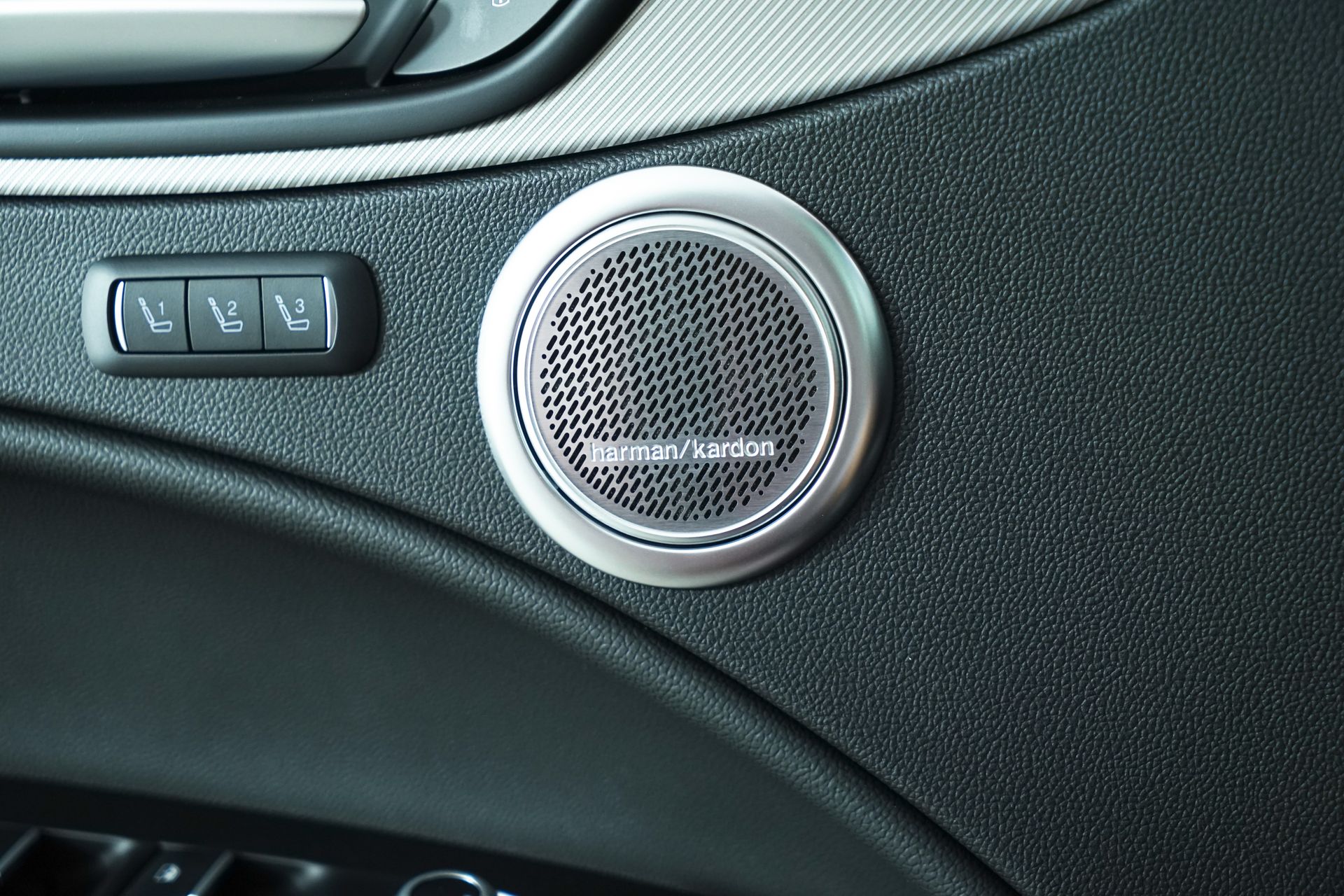 2024 Alfa Romeo Stelvio photo 28