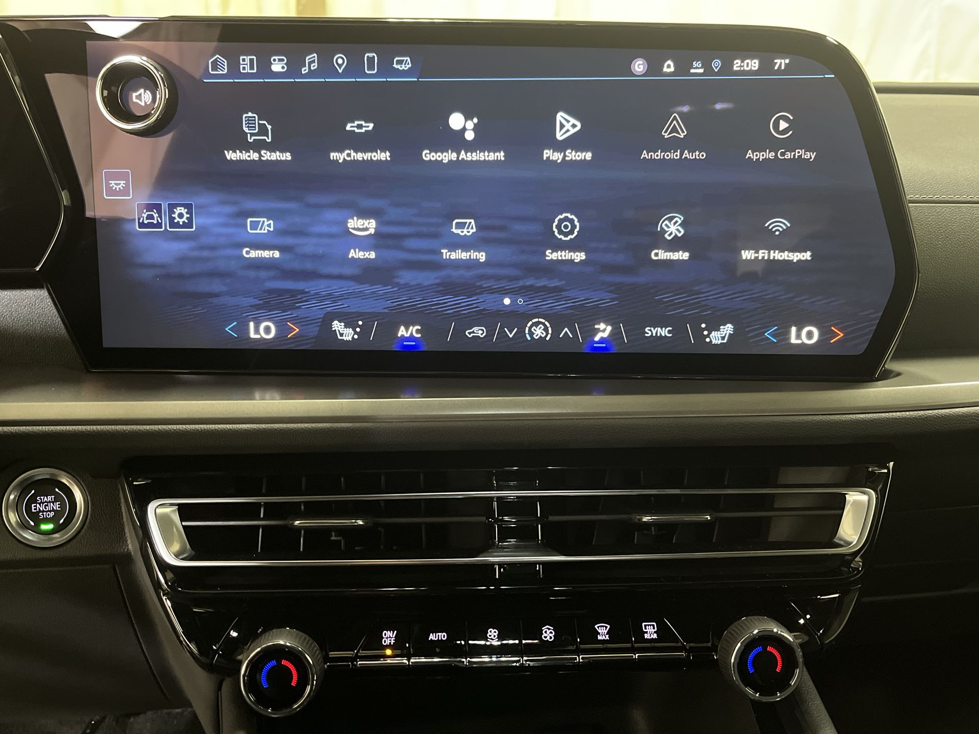 2025 Chevrolet Traverse photo 3