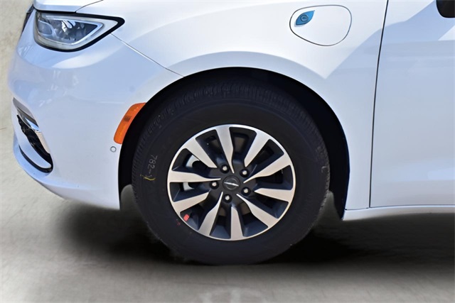 2025 Chrysler Pacifica Hybrid photo 9