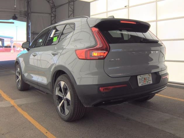 2025 Volvo XC40 Plus photo 4