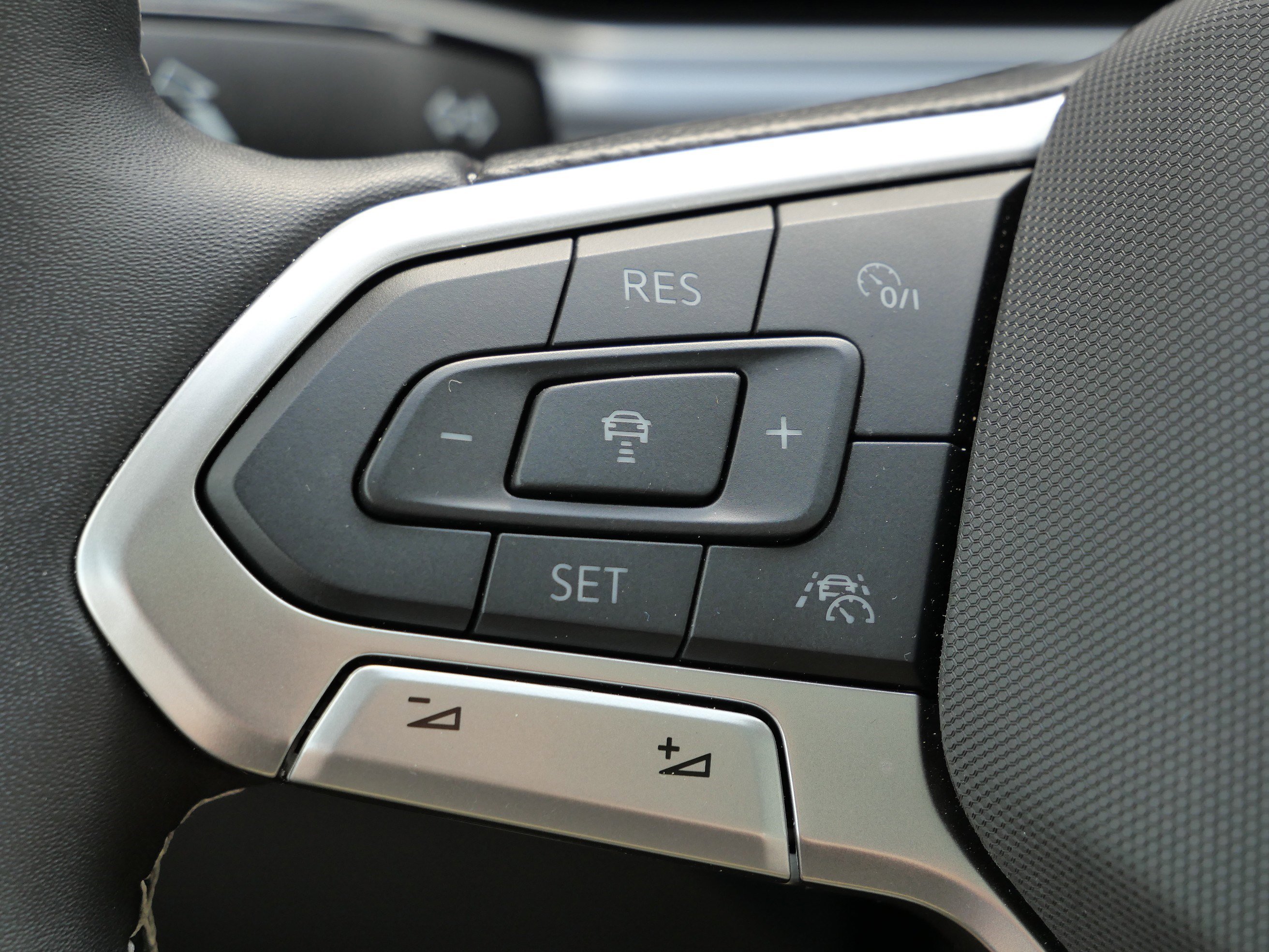 2025 Volkswagen Taos SE photo 31