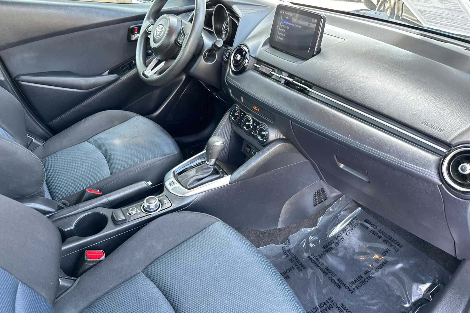 2020 Toyota Yaris LE photo 15