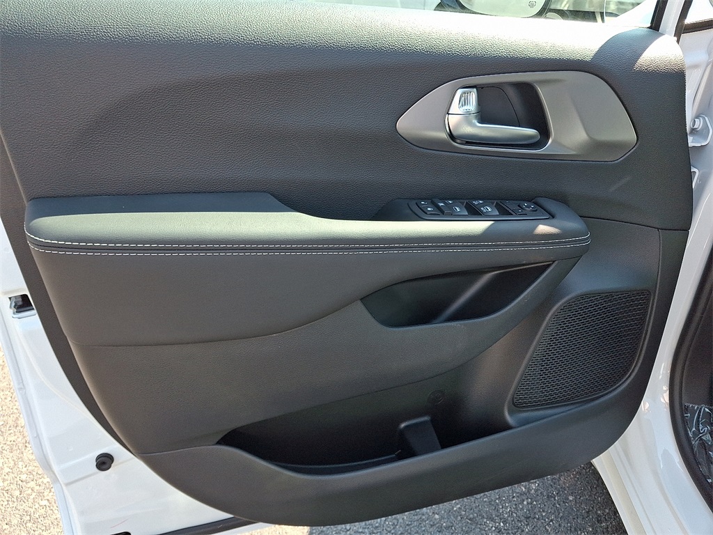 2025 Chrysler Voyager LX photo 9