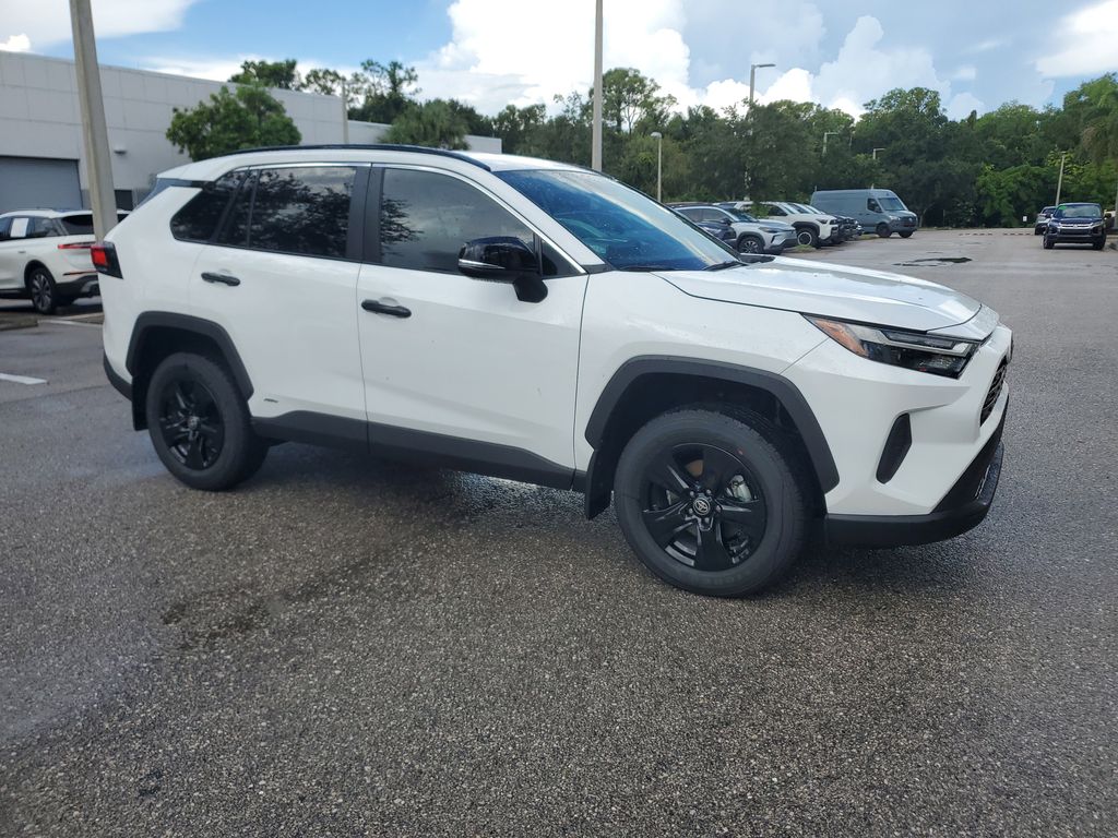 2025 Toyota RAV4 Hybrid XLE photo 4