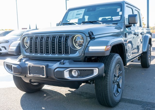 2025 Jeep Gladiator Sport S photo 2