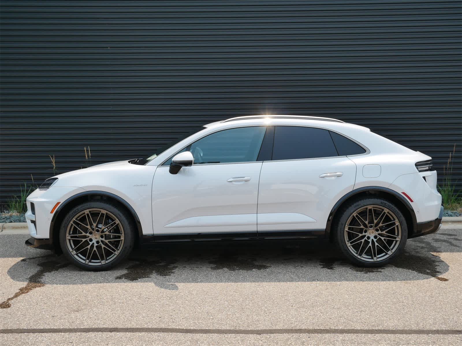2025 Porsche Macan Electric Turbo photo 2