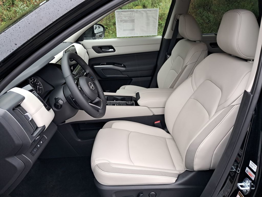 2025 Nissan Pathfinder SL photo 9