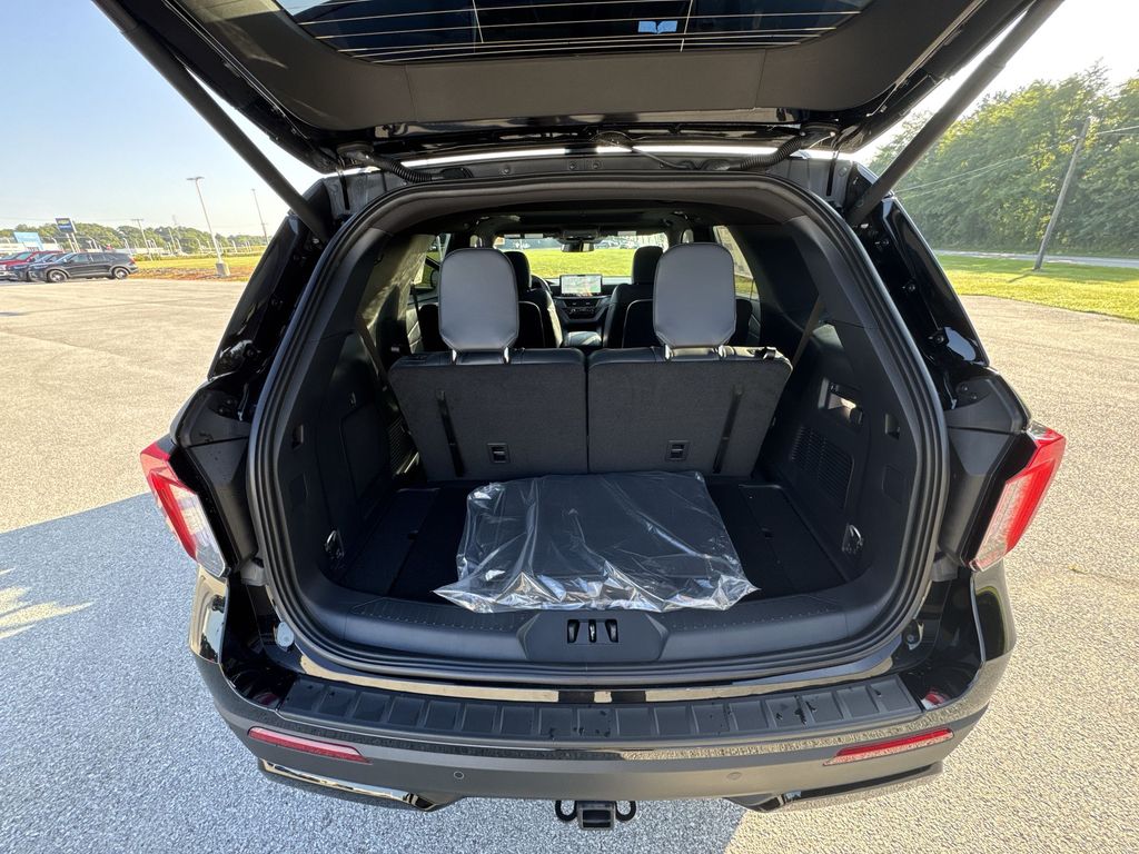 2025 Ford Explorer ST-Line photo 18