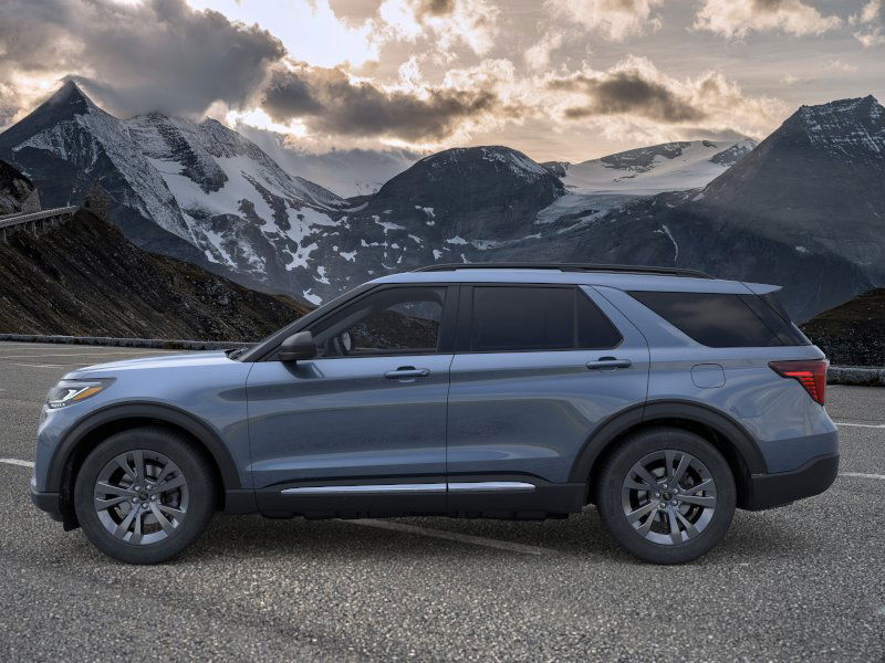 2025 Ford Explorer photo 2