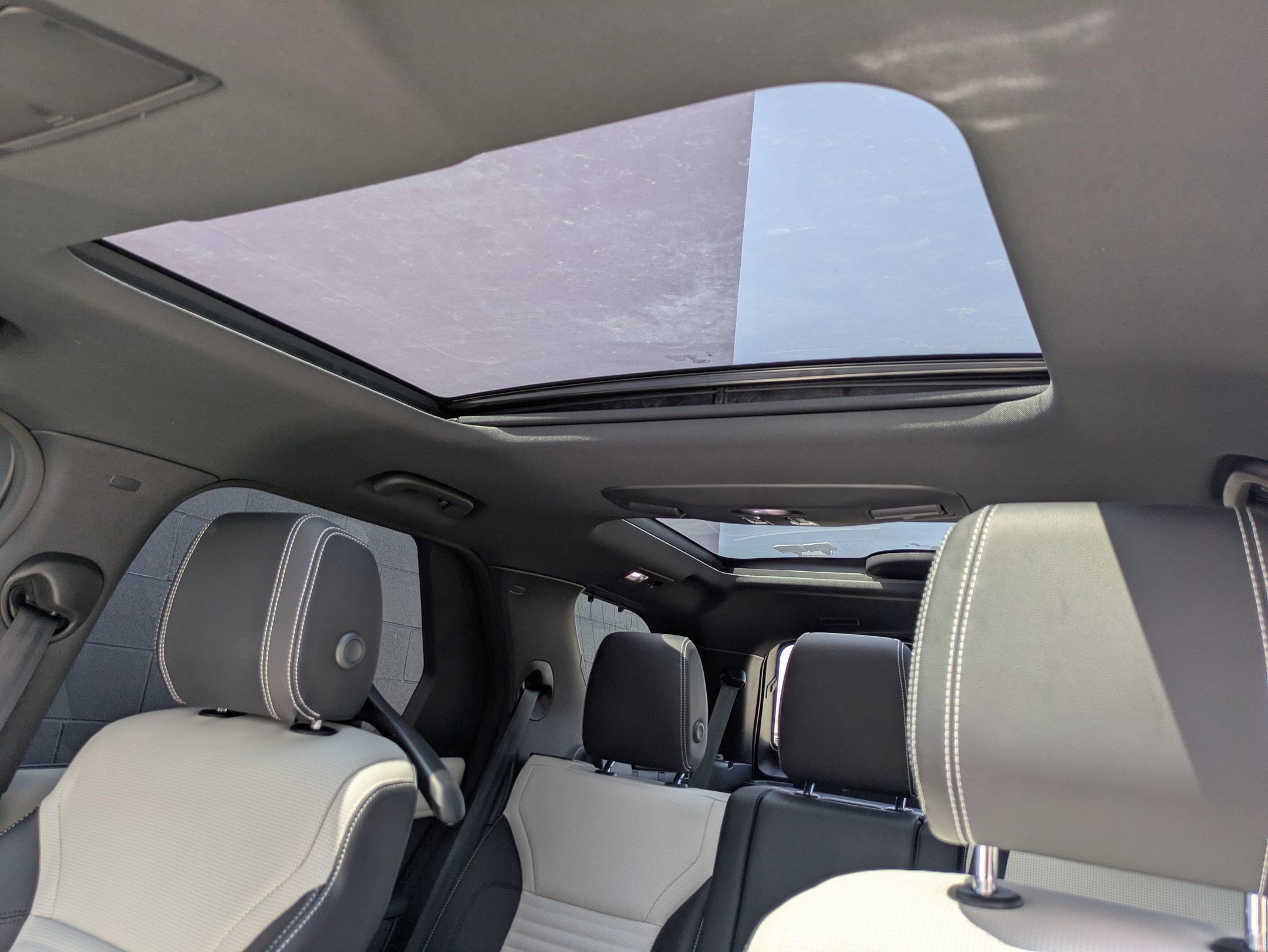 2023 Land Rover Discovery P300 S S R-Dynamic photo 17