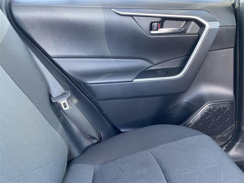 2022 Toyota RAV4 XLE photo 18