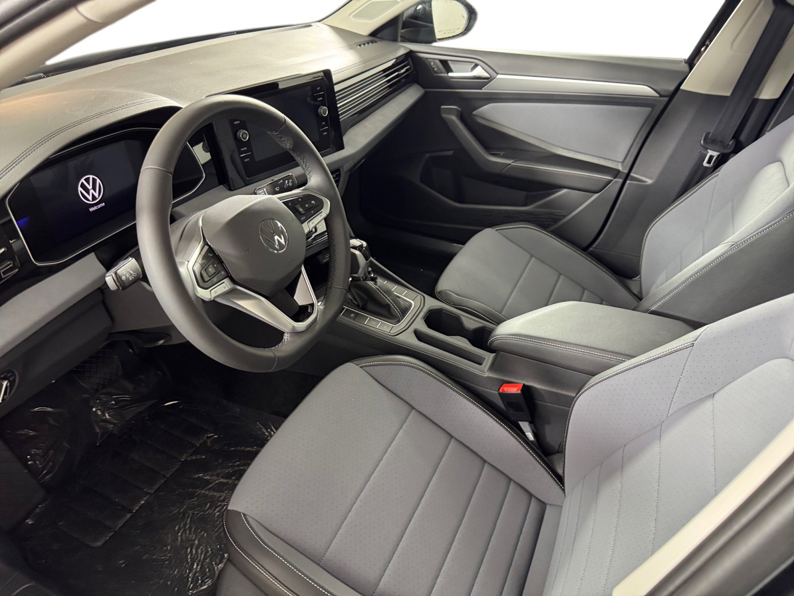 2025 Volkswagen Jetta SE photo 2