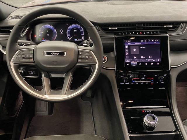 2025 Jeep Grand Cherokee Altitude photo 4