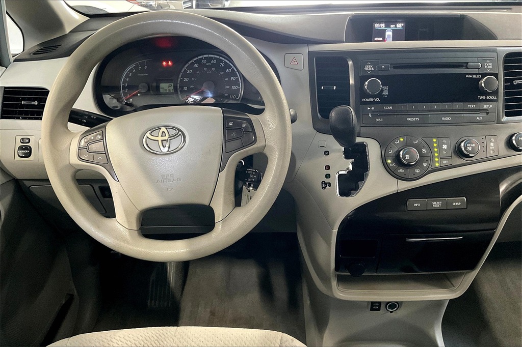2011 Toyota Sienna LE photo 4
