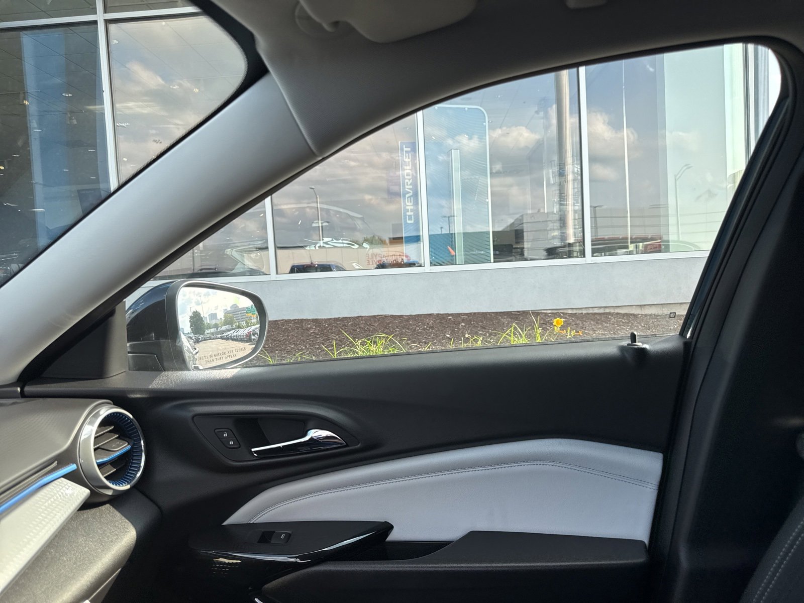 2025 Chevrolet Trax LT photo 21