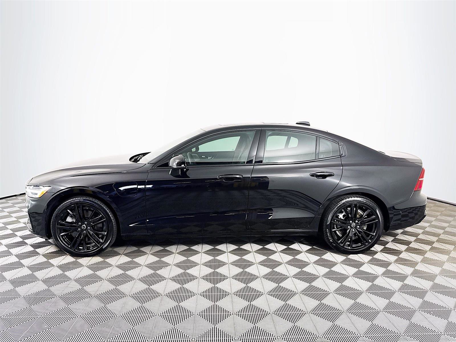 2024 Volvo S60 Recharge Ultimate Black Edition photo 8