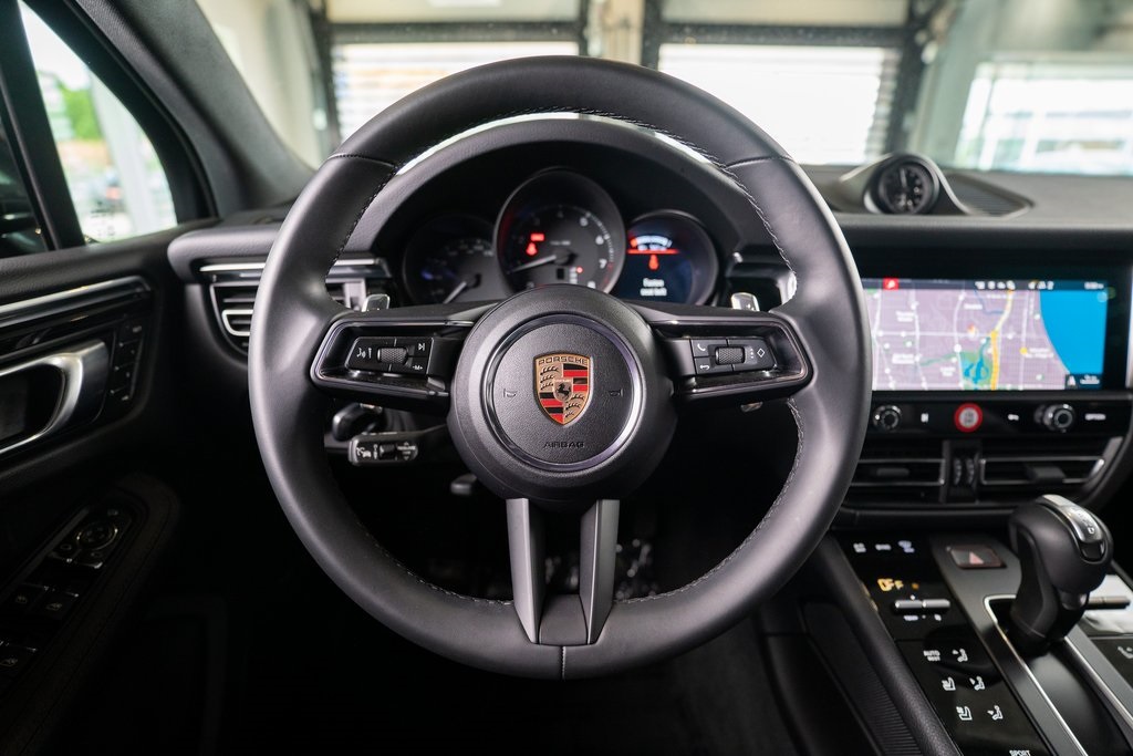 2025 Porsche Macan Base photo 26