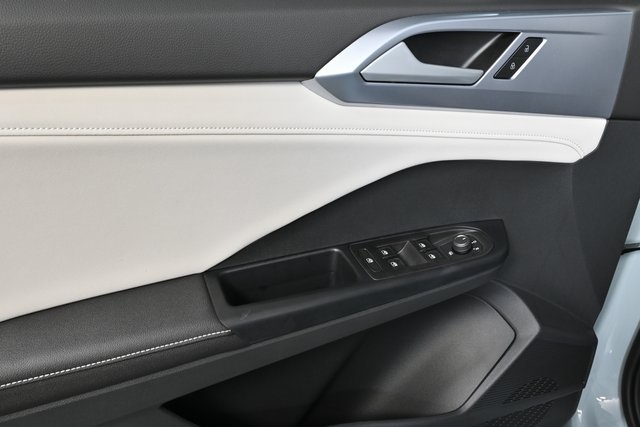 2025 Volkswagen Taos SE photo 6