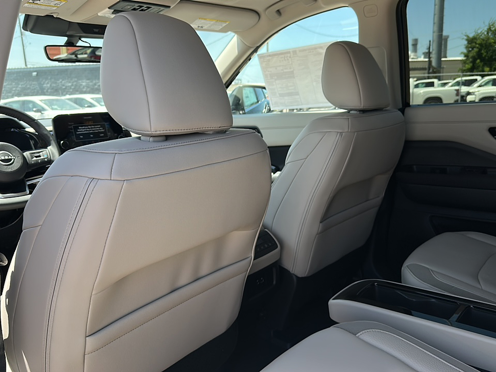 2025 Nissan Pathfinder SL photo 8