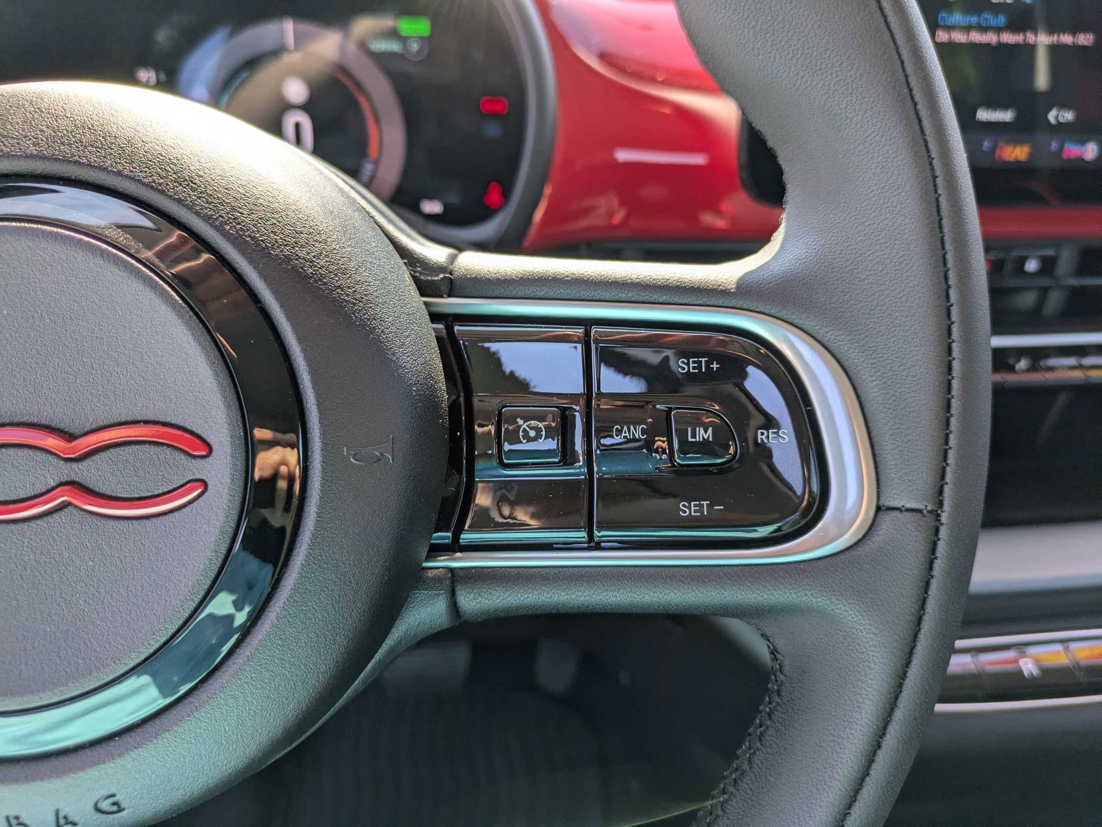 2024 Fiat 500e Red photo 30