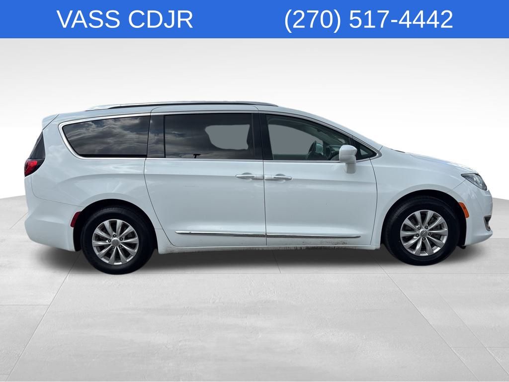 2019 Chrysler Pacifica Touring L photo 3