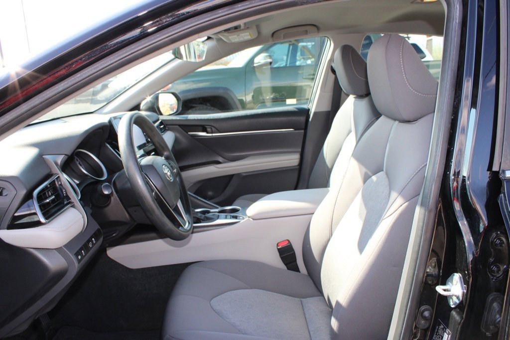 2022 Toyota Camry Hybrid LE photo 4