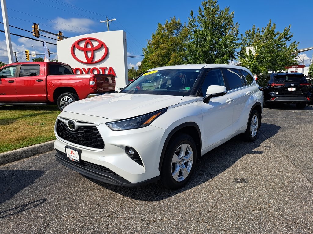 2023 Toyota Highlander LE photo 2