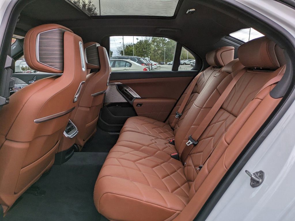 New 2024 Mineral White Metallic BMW xDrive60 image 16