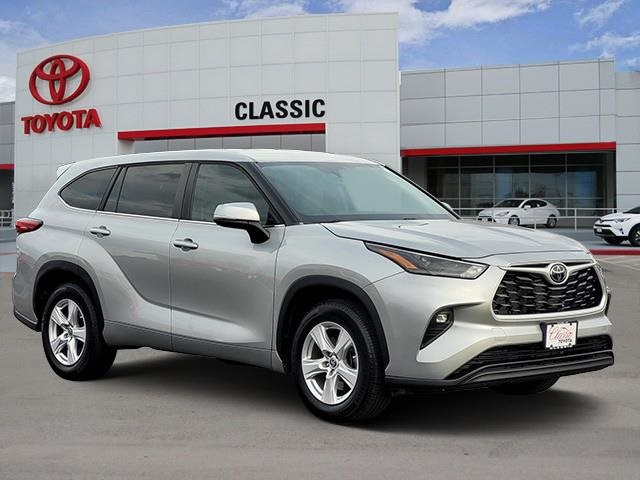 2023 Toyota Highlander LE's photo