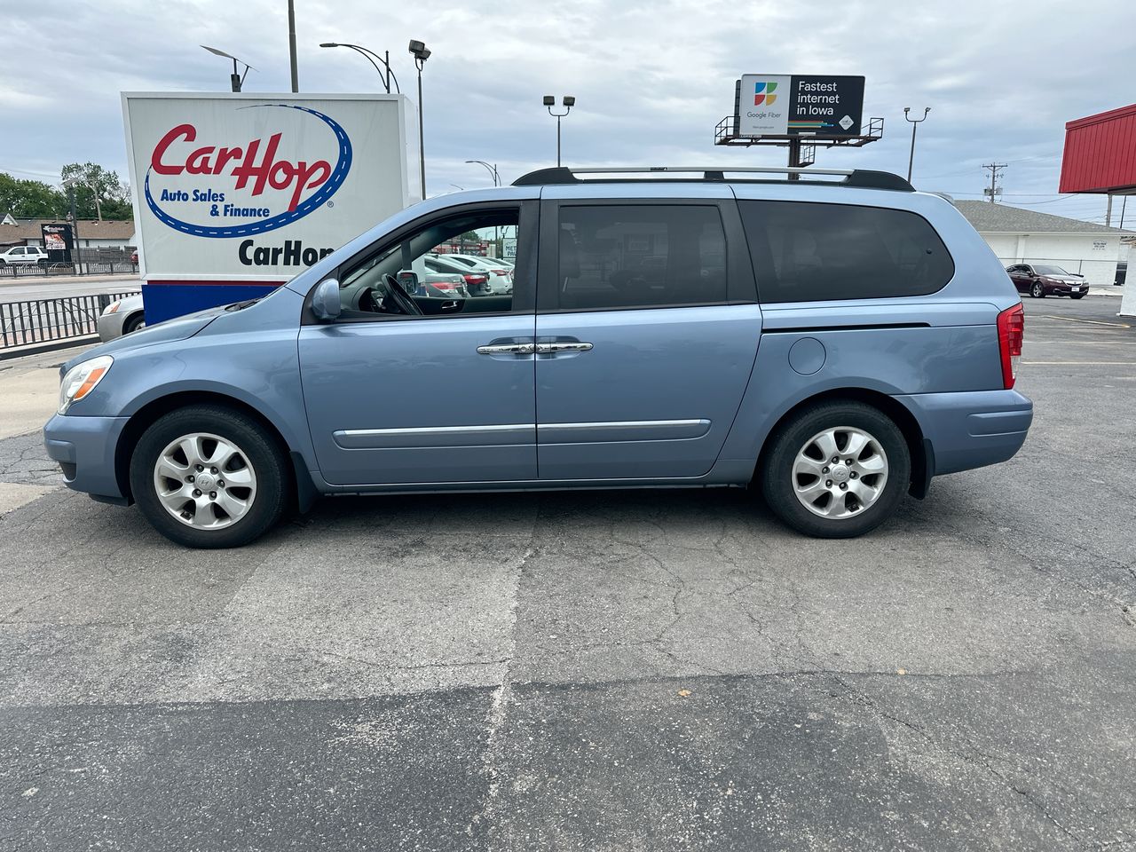 2008 Hyundai Entourage GLS's photo