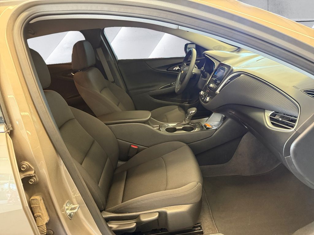 2025 Chevrolet Malibu photo 12