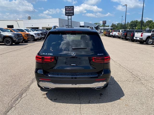 2025 Mercedes Benz GLB 250 4MATIC photo 4