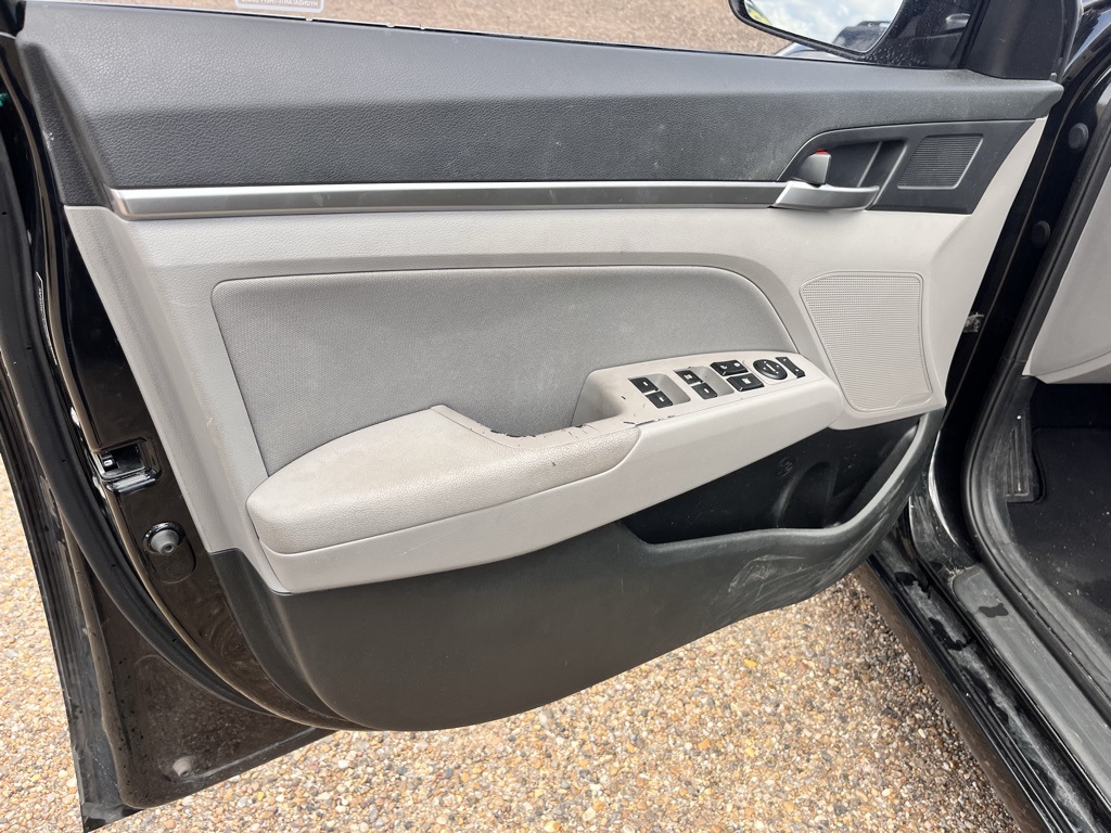 2020 Hyundai Elantra SEL photo 9