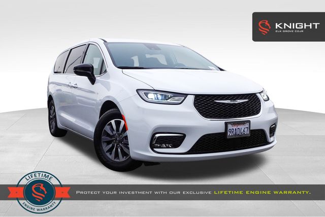 2024 Chrysler Pacifica PHEV Select's photo