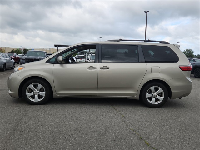 2015 Toyota Sienna LE photo 6