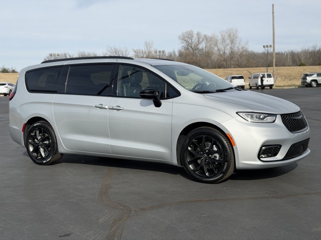 2026 Chrysler Pacifica Limited's photo
