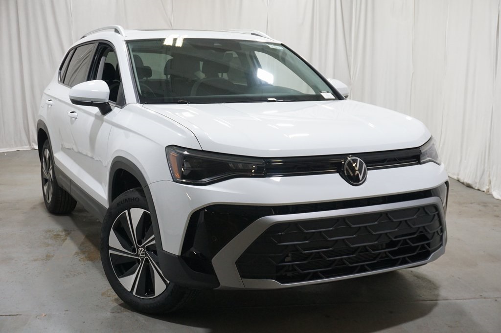 2025 Volkswagen Taos SE photo 3