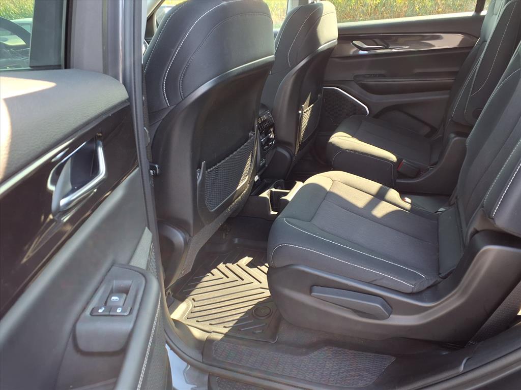 2022 Jeep Grand Cherokee Laredo photo 4