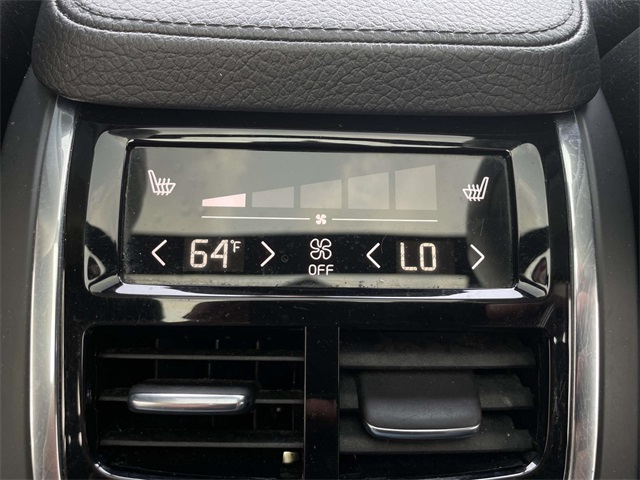 2016 Volvo XC90 T6 Momentum photo 19