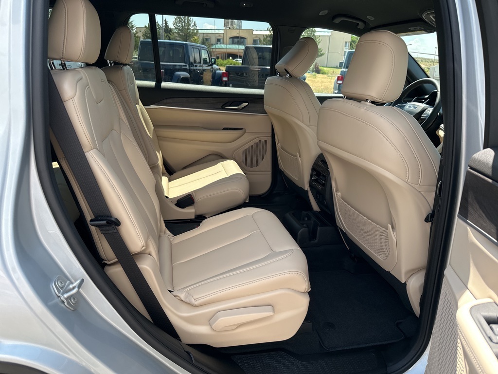 2025 Jeep Grand Cherokee Limited photo 35