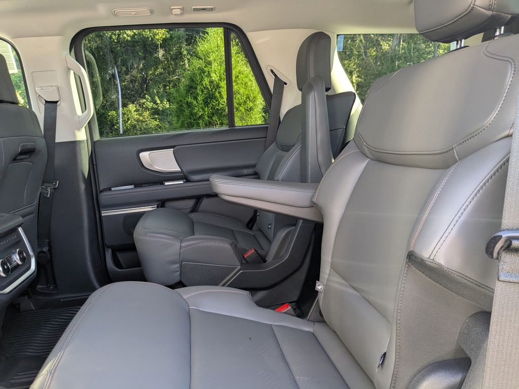 2025 Ford Expedition photo 16