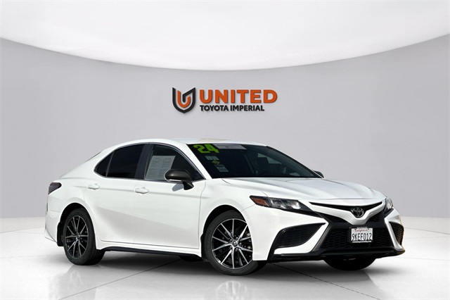 2024 Toyota Camry SE's photo