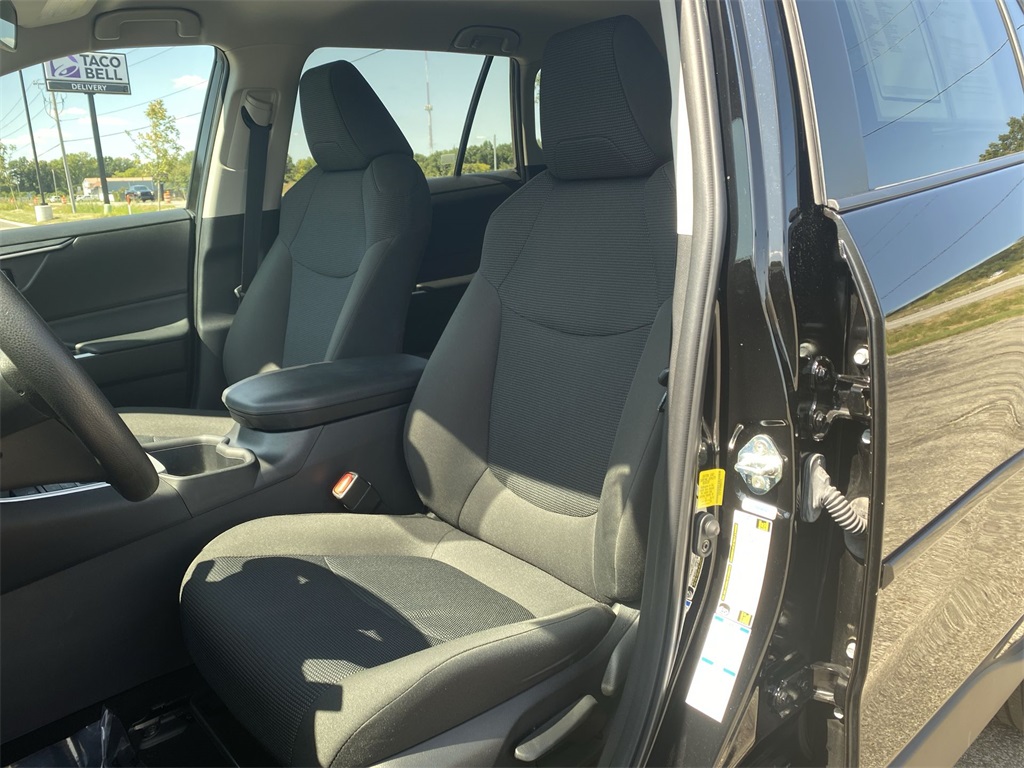 2022 Toyota RAV4 LE photo 13
