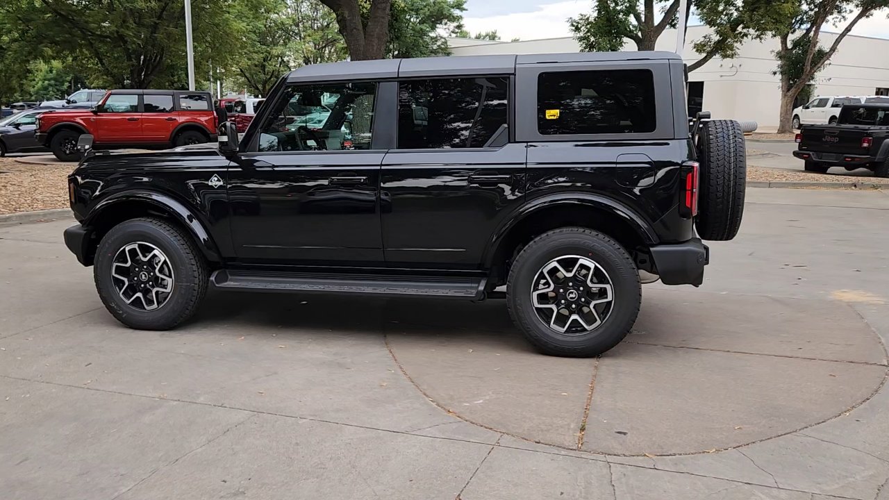 2025 Ford Bronco Outer Banks photo 2