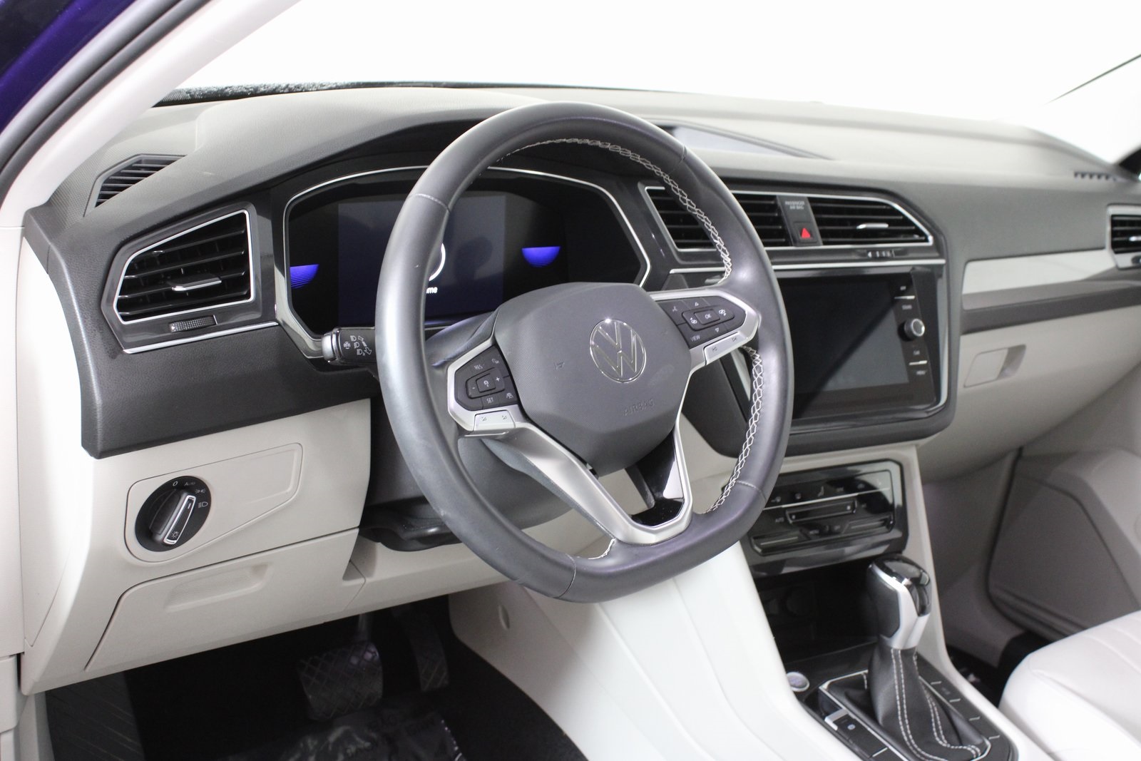 2023 Volkswagen Tiguan SE photo 3