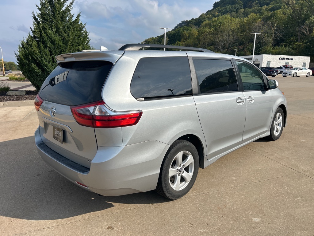 2020 Toyota Sienna LE photo 6