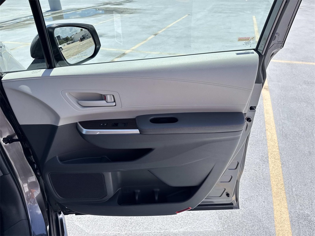 2024 Toyota Sienna LE photo 10
