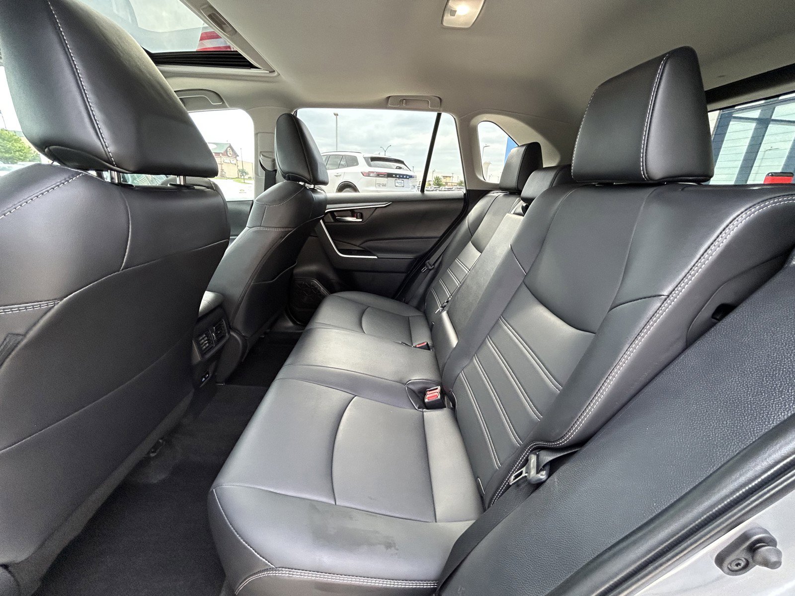 2022 Toyota RAV4 XLE Premium photo 14