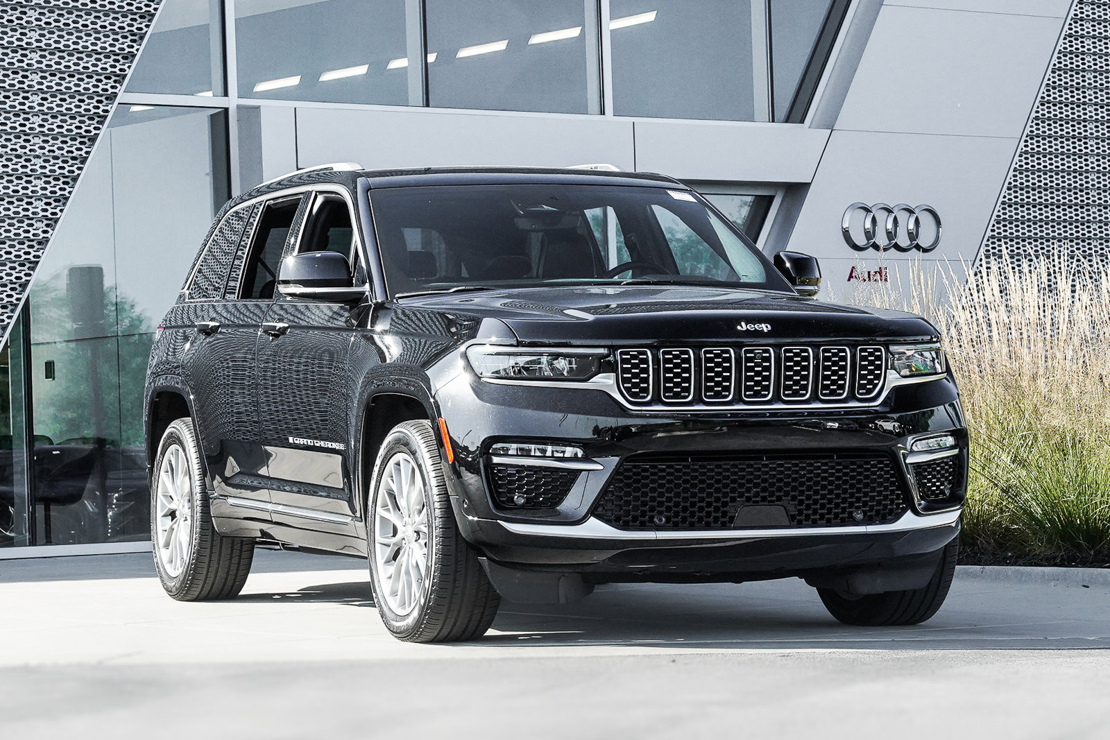 2023 Jeep Grand Cherokee Summit's photo